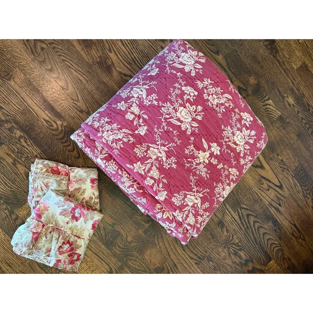 King quilt. Reversible Toile Cabbage roses